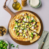 Pizza de choux de Bruxelles, fromage de chèvre et oignons caramélisés