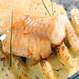 Dos de cabillaud et asperges aux graines de pavot, crème safranée