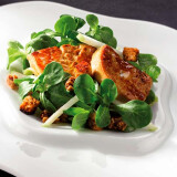 Escalope de foie gras, bouquet de mâche en vinaigrette de figue