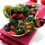 Jeunes pousses en vinaigrette de fruits rouges