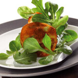 Mille feuilles de tuiles de parmesan et jeunes pousses à l&rsquo;italienne