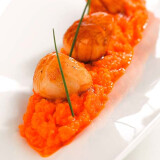 Mousse de carottes et noix de Saint Jacques laquées