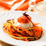 Oeufs dans son nid de carottes de couleur