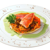 Petits rougets sur sa tatin aux carottes et poireaux