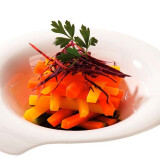 Vapeur de carottes de couleur aux épices et jus de persil