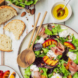 Salade de jeunes pousses, nectarine rôtie à la burrata