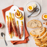 Oeuf à la coque et mouillettes d’asperges au jambon cru