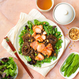 Saumon teriyaki, jeunes pousses et nouilles soba