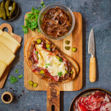Tartines aux oignons confits et raclette