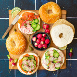BAGELS RADIS, CONCOMBRE ET SAUMON FUMÉ