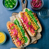HOT DOG AUX PICKLES D’OIGNONS ROUGE