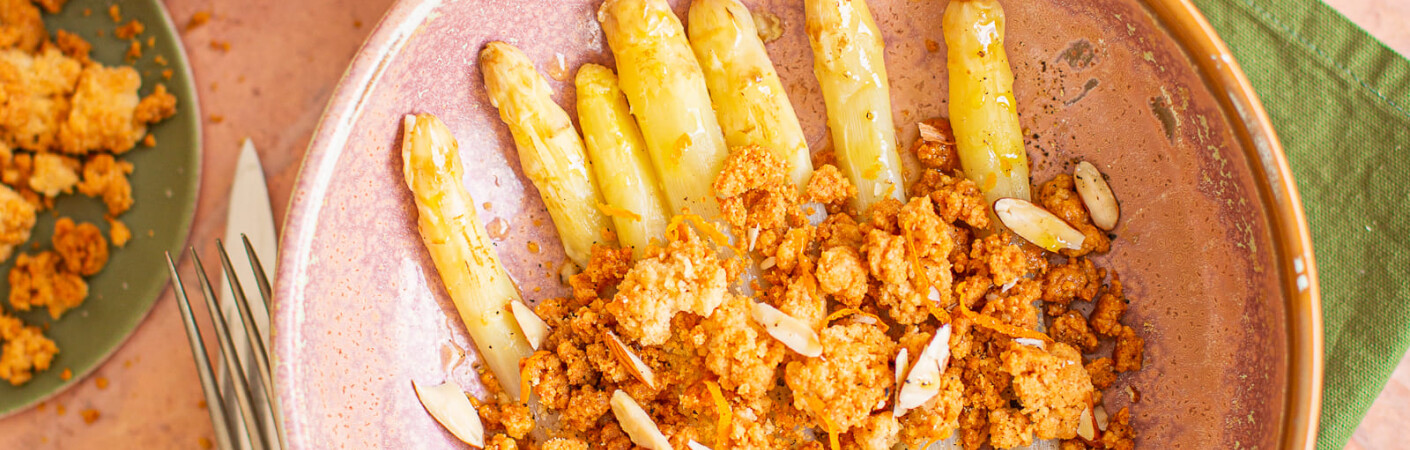 ASPERGES, CRUMBLE PARMESAN ET ORANGE