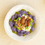 GNOCCHIS DE VITELOTTES ET ÉCHALOTES CONFITES, PESTO ET BURRATA