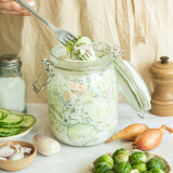 SALADE À SHAKER DE CONCOMBRE, CHOUX DE BRUXELLES ET ECHALOTE