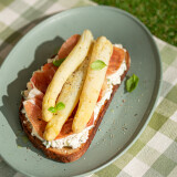 Tartine d’asperges blanches, cottage cheese citron-basilic & jambon cru